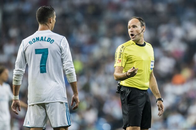MADRID, SPAIN - SEPTEMBER 20: Referee Antonio Miguel Mateu Lahoz reacts during the La Liga 2017-18 match between Real Madrid and Real Betis at Estadio Santiago Bernabeu on 20 September 2017 in Madrid, Spain. (Photo by Power Sport Images/Getty Images)