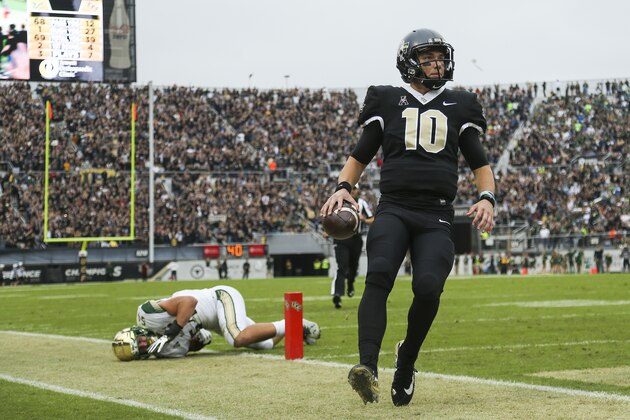 ORLANDO, FL - NOVEMBER 24: McKenzie Milton #10 of the UCF Knights runs the ball for a touchdown in the first quarter against the South Florida Bulls at Spectrum Stadium on November 24, 2017 in Orlando, Florida. (Photo by Logan Bowles/Getty Images)