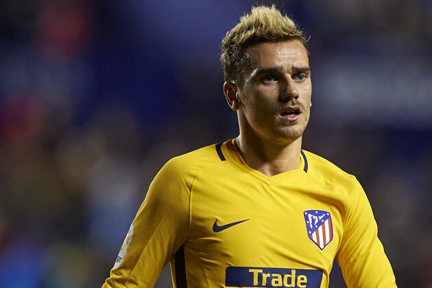 VALENCIA, SPAIN - NOVEMBER 25:  Antoine Griezmann of Atletico Madrid looks on during the La Liga match between Levante and Atletico Madrid at Ciutat de Valencia Stadium on November 25, 2017 in Valencia, Spain.  (Photo by fotopress/Getty Images)