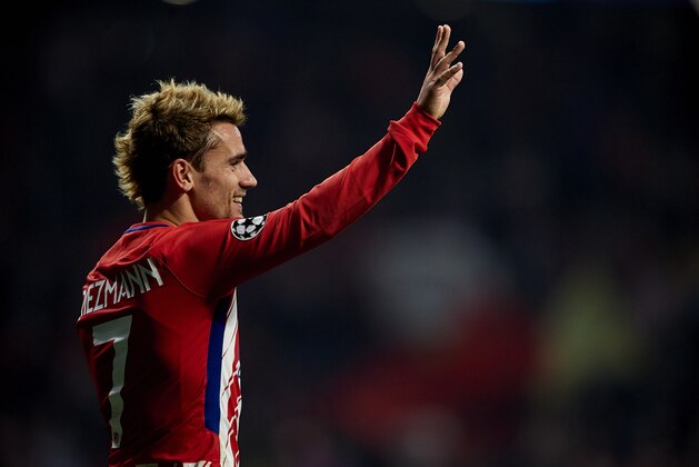 MADRID, SPAIN - NOVEMBER 22:  Antoine Griezmann of Atletico de Madrid celebrates scoring his team's first goal  during the UEFA Champions League group C match between Atletico Madrid and AS Roma at Estadio Wanda Metropolitano on November 22, 2017 in Madrid, Spain.  (Photo by Manuel Queimadelos Alonso/Getty Images)