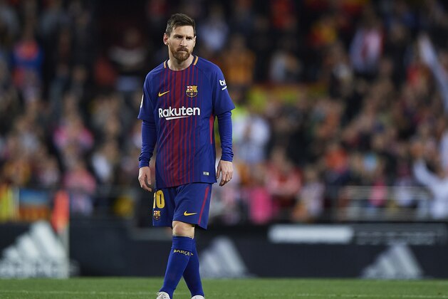 VALENCIA, SPAIN - NOVEMBER 26:  Lionel Messi of Barcelona looks on during the La Liga match between Valencia and Barcelona at Estadio Mestalla on November 26, 2017 in Valencia, Spain.  (Photo by Fotopress/Getty Images)