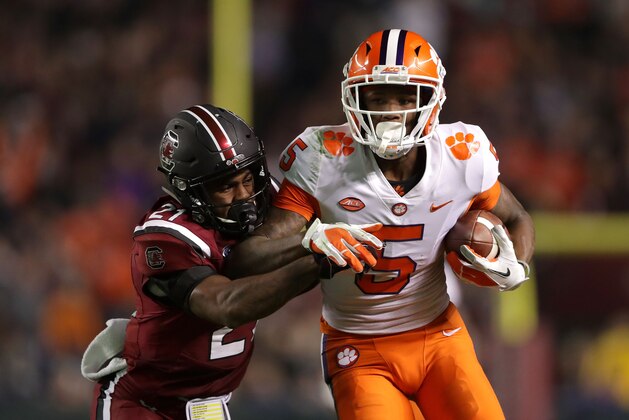 COLUMBIA, SC - NOVEMBER 25:  Jamyest Williams #21 of the South Carolina Gamecocks tackles Tee Higgins #5 of the Clemson Tigers during their game at Williams-Brice Stadium on November 25, 2017 in Columbia, South Carolina.  (Photo by Streeter Lecka/Getty Images)