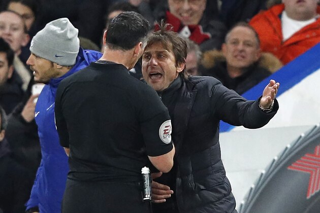 Chelsea's Italian head coach Antonio Conte (L) speaks with English referee Neil Swarbrick before being sent to the stands during the English Premier League football match between Chelsea and Swansea City at Stamford Bridge in London on November 29, 2017. / AFP PHOTO / Adrian DENNIS / RESTRICTED TO EDITORIAL USE. No use with unauthorized audio, video, data, fixture lists, club/league logos or 'live' services. Online in-match use limited to 75 images, no video emulation. No use in betting, games or single club/league/player publications.  /         (Photo credit should read ADRIAN DENNIS/AFP/Getty Images)
