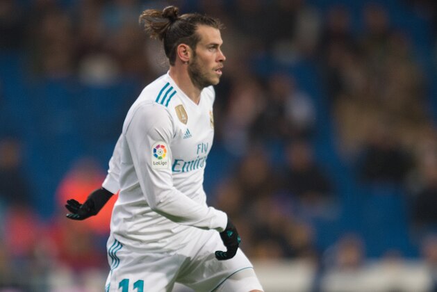 MADRID, SPAIN - NOVEMBER 28: Gareth Bale of Real Madrid CF controls the ball during the Copa del Rey, Round of 32, Second Leg match between Real Madrid and Fuenlabrada at Estadio Santiago Bernabeu on November 28, 2017 in Madrid, Spain. (Photo by Denis Doyle/Getty Images)