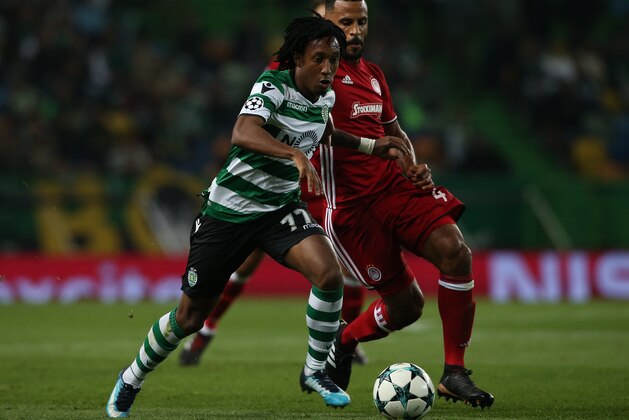 LISBON, PORTUGAL - NOVEMBER 22: Sporting CP forward Gelson Martins from Portugal with Olympiakos Piraeus midfielder Alaixys Romao from Tongo in action during the UEFA Champions League match between Sporting Clube de Portugal and Olympiakos Piraeus at Estadio Jose Alvalade on November 22, 2017 in Lisbon, Portugal.  (Photo by Gualter Fatia/Getty Images)