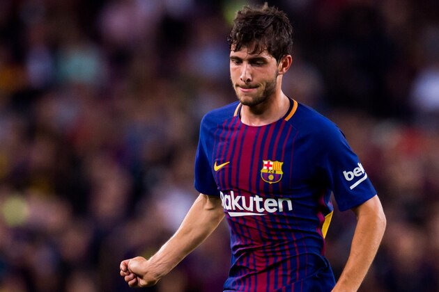 BARCELONA, SPAIN - OCTOBER 21:  Sergi Roberto of FC Barcelona plays the ball during the La Liga match between Barcelona and Malaga at Camp Nou on October 21, 2017 in Barcelona, Spain.  (Photo by Alex Caparros/Getty Images)