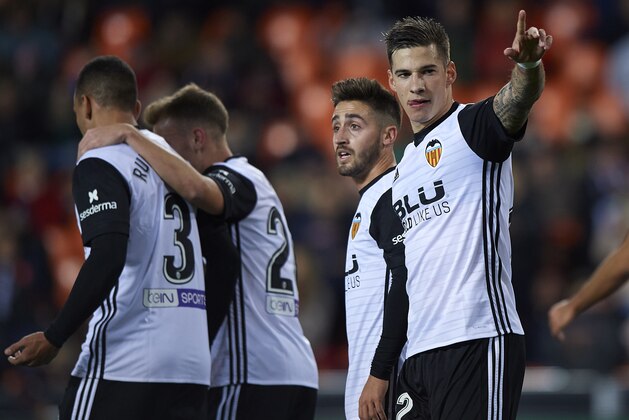 VALENCIA, SPAIN - NOVEMBER 30: Santi Mina (R) of Valencia celebrataes with his teammates after scoring the first goal during the Copa Del Rey match between Valencia and Zaragoza at Mestalla Stadium on November 30, 2017 in Valencia, Spain. (Photo by fotopress/Getty Images) VALENCIA, SPAIN - NOVEMBER 30: Santi Mina (R) of Valencia celebrataes with his teammates after scoring the first goal during the Copa Del Rey match between Valencia and Zaragoza at Mestalla Stadium on November 30, 2017 in Valencia, Spain. (Photo by fotopress/Getty Images)