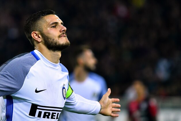 Inter Milan's Argentinian forward Mauro Icardi celebrates after scoring his second goal during  the Italian Serie A football match between Cagliari and Inter Milan on November 25, 2017 at the Sardegna stadium in Cagliari. / AFP PHOTO / ALBERTO PIZZOLI        (Photo credit should read ALBERTO PIZZOLI/AFP/Getty Images)