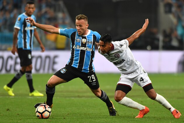 Arthur (L) of Brazils Gremio, vies for the ball with Jose Gomez (R) of Argentina's Lanus, during their 2017 Copa Libertadores final first leg match held at Gremio Arena, in Porto Alegre, Brazil, on November 22, 2017. / AFP PHOTO / NELSON ALMEIDA        (Photo credit should read NELSON ALMEIDA/AFP/Getty Images)