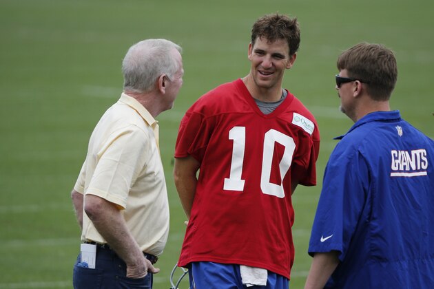 Former NFL quarterback Archie Manning, left, talks with his son, New York Giants quarterback Eli Manning, center, and offensive coordinator Ben McAdoo during NFL football minicamp, Thursday, June 18, 2015, in East Rutherford, N.J. (AP Photo/Julio Cortez)