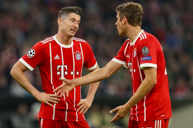 MUNICH, GERMANY - OCTOBER 18: Robert Lewandowski of Bayern Muenchen speak with Thomas Mueller of Bayern Muenchen during the UEFA Champions League group B match between Bayern Muenchen and Celtic FC at Allianz Arena on October 18, 2017 in Munich, Germany. (Photo by TF-Images/TF-Images via Getty Images)