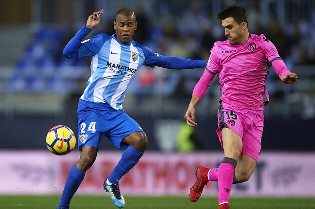 MALAGA, SPAIN - DECEMBER 01:  Diego Rolan of Malaga CF (L) competes for the ball with Sergio Postigo of Levante UD (R) during the La Liga match between Malaga and Levante at Estadio La Rosaleda on December 1, 2017 in Malaga, .  (Photo by Aitor Alcalde Colomer/Getty Images)