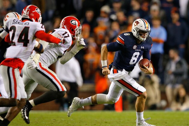 AUBURN, AL - NOVEMBER 11:  Jarrett Stidham #8 of the Auburn Tigers rushes away from Davin Bellamy #17 of the Georgia Bulldogs at Jordan Hare Stadium on November 11, 2017 in Auburn, Alabama.  (Photo by Kevin C. Cox/Getty Images)