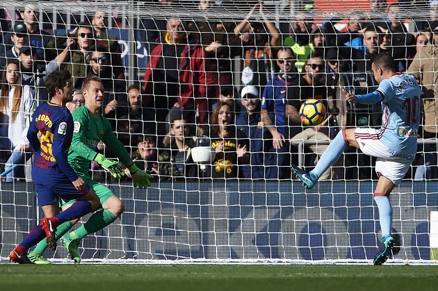 BARCELONA, SPAIN - DECEMBER 02:  Iago Aspas of Celta scoring his team's first goal during the La Liga match between Barcelona and Celta de Vigo at Camp Nou on December 2, 2017 in Barcelona, Spain.  (Photo by Manuel Queimadelos Alonso/Getty Images)