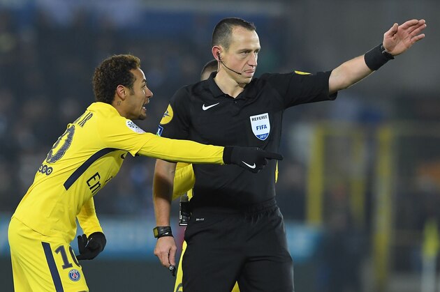 Paris Saint-Germain's Brazilian forward Neymar (L) reacts as French referee Ruddy Buquet (R) gestures  during the French L1 football match between Strasbourg (RCSA) and Paris Saint-Germain (PSG) at the Meinau Stadium in Strasbourg, eastern France, on December 2, 2017. / AFP PHOTO / Patrick HERTZOG        (Photo credit should read PATRICK HERTZOG/AFP/Getty Images)