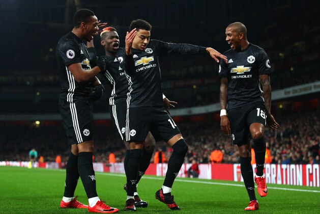 LONDON, ENGLAND - DECEMBER 02:  Jesse Lingard of Manchester United celebrates after scoring his sides second goal with his Manchester United team mates during the Premier League match between Arsenal and Manchester United at Emirates Stadium on December 2, 2017 in London, England.  (Photo by Julian Finney/Getty Images)