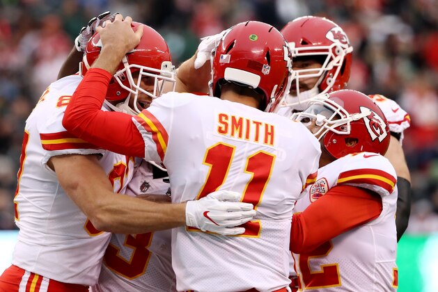 EAST RUTHERFORD, NEW JERSEY - DECEMBER 03:  Travis Kelce #87 of the Kansas City Chiefs celebrates his touchdown with teammate Alex Smith #11 in the first quarter against the New York Jets on December 03, 2017 at MetLife Stadium in East Rutherford, New Jersey. (Photo by Elsa/Getty Images)