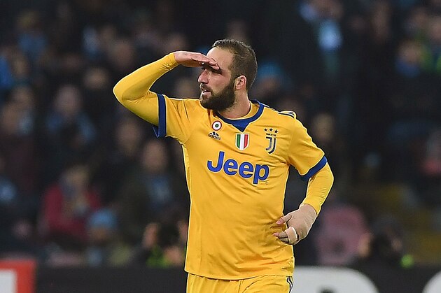 NAPLES, ITALY - DECEMBER 01:  Gonzalo Higuain of Juventus celebrates after scoring the 0-1 goal during the Serie A match between SSC Napoli and Juventus at Stadio San Paolo on December 1, 2017 in Naples, Italy.  (Photo by Francesco Pecoraro/Getty Images)