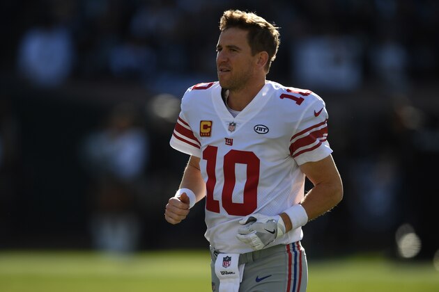 OAKLAND, CA - DECEMBER 03:  Eli Manning #10 of the New York Giants runs off the field after the coin toss during their NFL game against the Oakland Raiders at Oakland-Alameda County Coliseum on December 3, 2017 in Oakland, California.  (Photo by Thearon W. Henderson/Getty Images)
