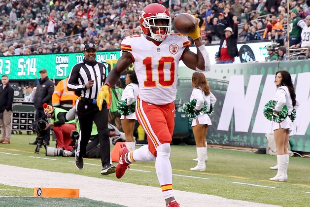 EAST RUTHERFORD, NEW JERSEY - DECEMBER 03:  Tyreek Hill #10 of the Kansas City Chiefs scores a touchdown in the third quarter against the New York Jets on December 03, 2017 at MetLife Stadium in East Rutherford, New Jersey.The New York Jets defeated the Kansas City Chiefs  38-31. (Photo by Elsa/Getty Images)