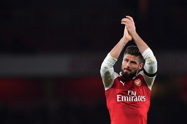 Arsenal's French striker Olivier Giroud applauds supporters on the pitch after the English Premier League football match between Arsenal and Huddersfield Town at the Emirates Stadium in London on November 29, 2017.  / AFP PHOTO / Ben STANSALL / RESTRICTED TO EDITORIAL USE. No use with unauthorized audio, video, data, fixture lists, club/league logos or 'live' services. Online in-match use limited to 75 images, no video emulation. No use in betting, games or single club/league/player publications.  /         (Photo credit should read BEN STANSALL/AFP/Getty Images)