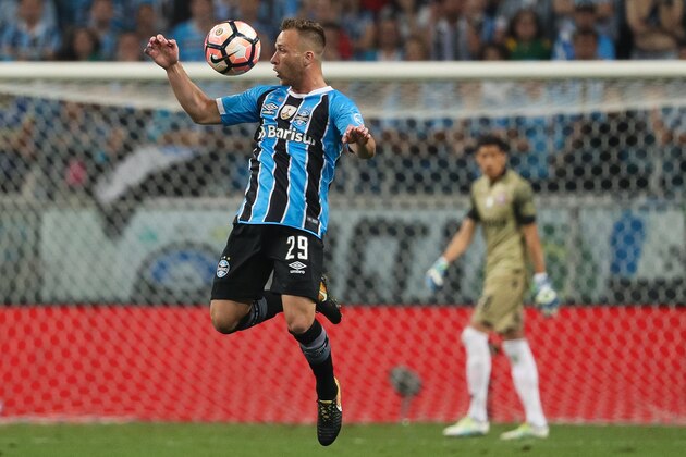PORTO ALEGRE, BRAZIL - NOVEMBER 22: Arthur of Gremio controls for the ball during a first leg match between Gremio and Lanus as part of Copa Bridgestone Libertadores 2017 Final at Arena do Gremio on November 22, 2017 in Porto Alegre, Brazil. (Photo by Buda Mendes/Getty Images)