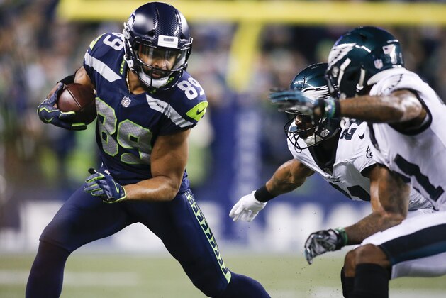 SEATTLE, WA - DECEMBER 03: Wide receiver Doug Baldwin #89 of the Seattle Seahawks makes a reception against the Philadelphia Eagles at CenturyLink Field on December 3, 2017 in Seattle, Washington. (Photo by Jonathan Ferrey/Getty Images)