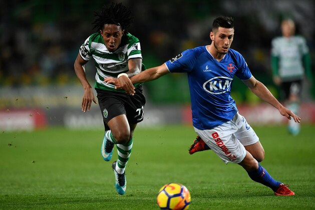 Sporting's Portuguese forward Gelson Martins (L) vies with Belenenses' French midfielder Florent Hanin during the Portuguese league football match Sporting CP vs Os Belenenses at the Alvalade stadium in Lisbon on December 1, 2017. / AFP PHOTO / FRANCISCO LEONG        (Photo credit should read FRANCISCO LEONG/AFP/Getty Images)