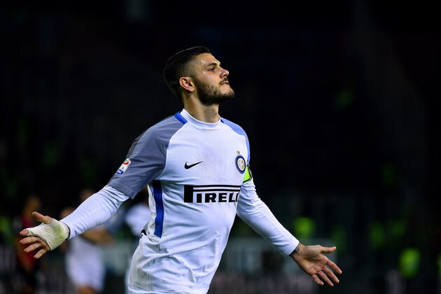 Inter Milan's Argentinian forward Mauro Icardi celebrates after scoring his second goal during  the Italian Serie A football match between Cagliari and Inter Milan on November 25, 2017 at the Sardegna stadium in Cagliari. / AFP PHOTO / ALBERTO PIZZOLI        (Photo credit should read ALBERTO PIZZOLI/AFP/Getty Images)