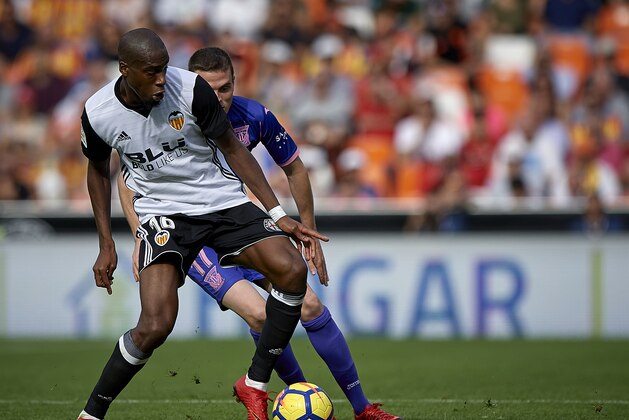 VALENCIA, SPAIN - NOVEMBER 04:  Geoffrey Kondogbia (R) of Valencia competes for the ball with Javier Eraso of Leganes during the La Liga match between Valencia and Leganes at  Mestalla Stadium on November 4, 2017 in Valencia, Spain.  (Photo by fotopress/Getty Images)