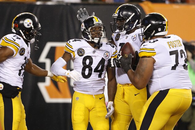 Pittsburgh Steelers wide receiver Antonio Brown (84) celebrates his touchdown with his teammates in the second half of an NFL football game against the Cincinnati Bengals, Monday, Dec. 4, 2017, in Cincinnati. (AP Photo/Gary Landers)