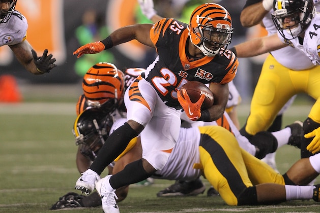 CINCINNATI, OH - DECEMBER 04:  Giovani Bernard #25 of the Cincinnati Bengals runs with the ball against the Pittsburgh Steelers during the first half at Paul Brown Stadium on December 4, 2017 in Cincinnati, Ohio.  (Photo by John Grieshop/Getty Images)