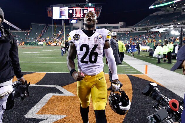CINCINNATI, OH - DECEMBER 04:  Le'Veon Bell #26 of the Pittsburgh Steelers celebrates after defeating the Cincinnati Bengals at Paul Brown Stadium on December 4, 2017 in Cincinnati, Ohio.  (Photo by Andy Lyons/Getty Images)