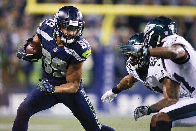 SEATTLE, WA - DECEMBER 03: Wide receiver Doug Baldwin #89 of the Seattle Seahawks makes a reception against the Philadelphia Eagles at CenturyLink Field on December 3, 2017 in Seattle, Washington. (Photo by Jonathan Ferrey/Getty Images)