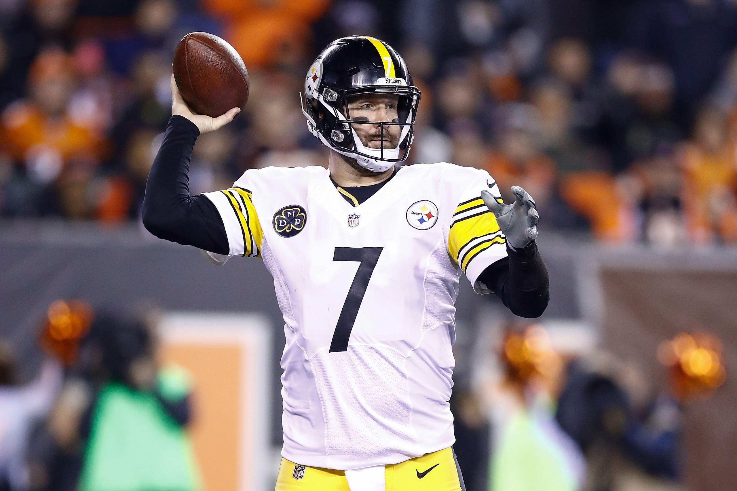 CINCINNATI, OH - DECEMBER 04:  Ben Roethlisberger #7 of the Pittsburgh Steelers throws a pass against the Cincinnati Bengals during the first half at Paul Brown Stadium on December 4, 2017 in Cincinnati, Ohio.  (Photo by Andy Lyons/Getty Images)