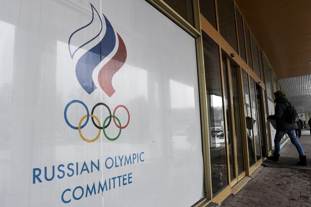 A man enters the Russian Olympic Committee (ROC) building in Moscow on December 05, 2017.
The International Olympic Committee (IOC) meets from Tuesday, December 5, 2017 to decide whether to bar Russia from the 2018 Winter Olympics for doping violations, in one of the weightiest decisions ever faced by the Olympic movement. / AFP PHOTO / Kirill KUDRYAVTSEV        (Photo credit should read KIRILL KUDRYAVTSEV/AFP/Getty Images)