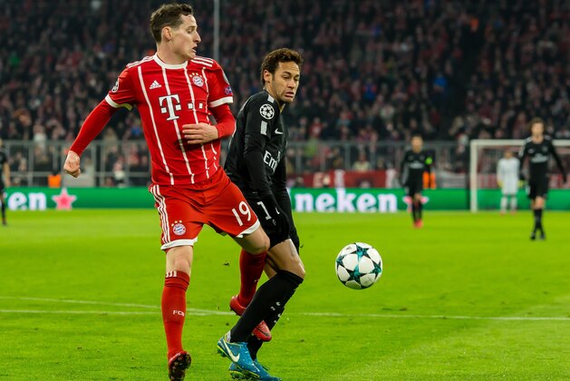 MUNICH, GERMANY - DECEMBER 05: Sebastian Rudy of Bayern Muenchen and Neymar of Paris Saint-Germain battle for the ball during the UEFA Champions League group B match between Bayern Muenchen and Paris Saint-Germain at Allianz Arena on December 5, 2017 in Munich, Germany. (Photo by TF-Images/TF-Images via Getty Images)