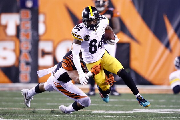 CINCINNATI, OH - DECEMBER 04:  Antonio Brown #84 of the Pittsburgh Steelers breaks a tackle from Jordan Evans #50 of the Cincinnati Bengals during the second half at Paul Brown Stadium on December 4, 2017 in Cincinnati, Ohio.  (Photo by Andy Lyons/Getty Images)