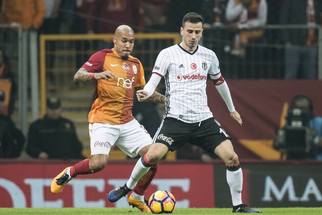 (L-R) Nigel de Jong of Galatasaray, Oguzhan Ozyakup of Besiktas JKduring the Turkish Spor Toto Super Lig football match between Galatasaray SK and Besiktas JK on February 27, 2017 at the Türk Telekom Arena in Istanbul, Turkey.(Photo by VI Images via Getty Images)