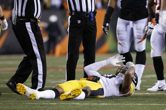 El linebacker de los Steelers, Ryan Shazier, aparece tirado en el césped tras sufrir una lesión en un partido contra los Bengals el lunes, 4 de diciembre de 2017, en Cincinnati. (AP Foto/Frank Victores) El linebacker de los Steelers, Ryan Shazier, aparece tirado en el césped tras sufrir una lesión en un partido contra los Bengals el lunes, 4 de diciembre de 2017, en Cincinnati. (AP Foto/Frank Victores)