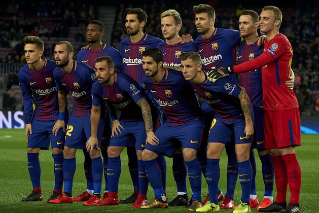 BARCELONA, SPAIN - DECEMBER 05:  FC Barcelona line up prior to the during the UEFA Champions League group D match between FC Barcelona and Sporting CP at Camp Nou on December 5, 2017 in Barcelona, Spain.  (Photo by Manuel Queimadelos Alonso/Getty Images)