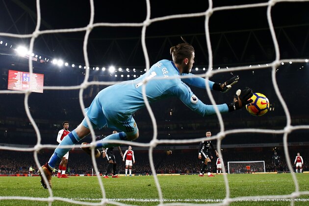 LONDON, ENGLAND - DECEMBER 02: David De Gea of Manchester United makes a save during the Premier League match between Arsenal and Manchester United at Emirates Stadium on December 2, 2017 in London, England.  (Photo by Julian Finney/Getty Images)