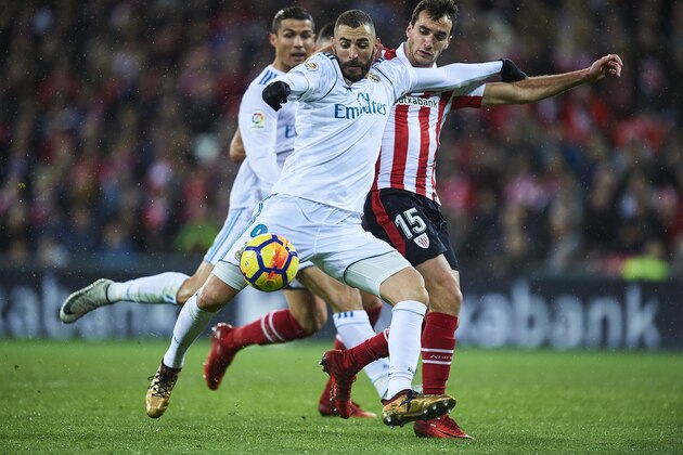 BILBAO, SPAIN - DECEMBER 02:  Karim Benzema of Real Madrid CF (L) competes for the ball with Inigo Lekue of Athletic Club (R) during the La Liga match between Athletic Club and Real Madrid at Estadio de San Mames on December 2, 2017 in Bilbao, Spain.  (Photo by Juan Manuel Serrano Arce/Getty Images)