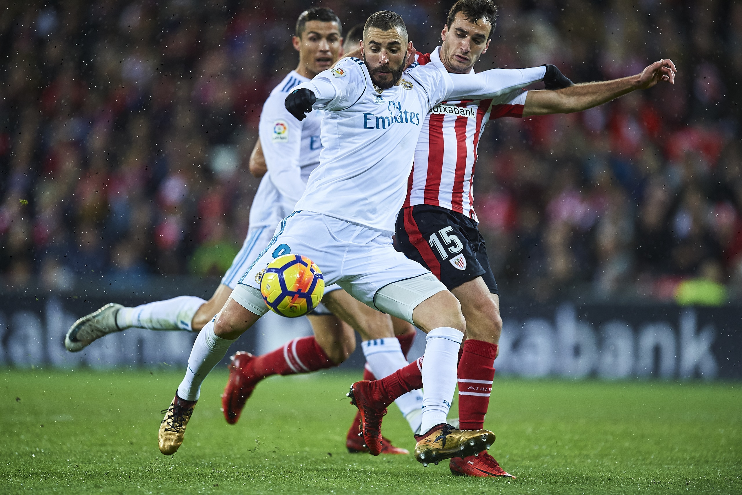 BILBAO, SPAIN - DECEMBER 02:  Karim Benzema of Real Madrid CF (L) competes for the ball with Inigo Lekue of Athletic Club (R) during the La Liga match between Athletic Club and Real Madrid at Estadio de San Mames on December 2, 2017 in Bilbao, Spain.  (Photo by Juan Manuel Serrano Arce/Getty Images)