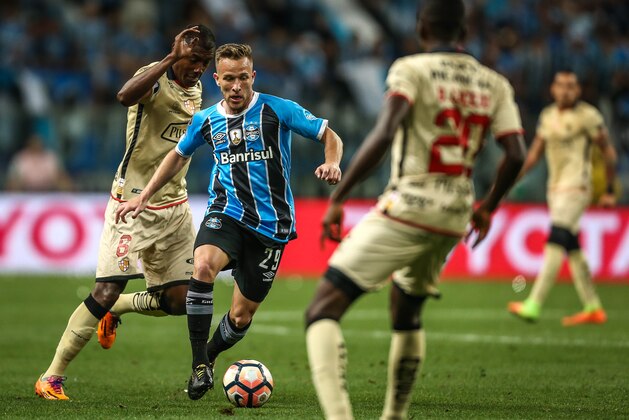 Beder Caicedo (r) of Ecuador's Barcelona, vies for the ball with Arthur of Brazil's Gremio, during their Copa Libertadores 2017 football match held at the Arena do Gremio stadium, in Porto Alegre, Brazil, on November 01, 2017.   / AFP PHOTO / Jefferson BERNARDES        (Photo credit should read JEFFERSON BERNARDES/AFP/Getty Images)