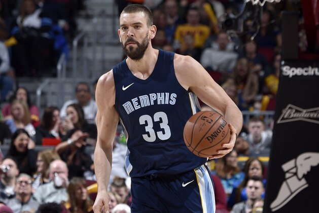 CLEVELAND, OH - DECEMBER 2:  Marc Gasol #33 of the Memphis Grizzlies handles the ball against the Cleveland Cavaliers on December 2, 2017 at Quicken Loans Arena in Cleveland, Ohio. NOTE TO USER: User expressly acknowledges and agrees that, by downloading and/or using this Photograph, user is consenting to the terms and conditions of the Getty Images License Agreement. Mandatory Copyright Notice: Copyright 2017 NBAE (Photo by David Liam Kyle/NBAE via Getty Images)