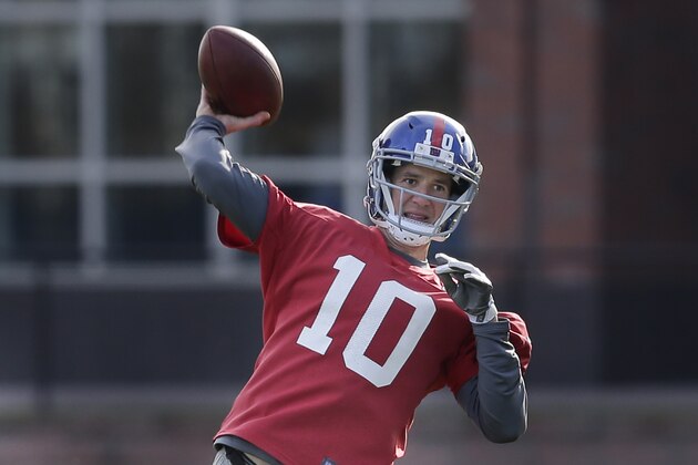 New York Giants quarterback Eli Manning throws during an NFL football practice in East Rutherford, N.J., Wednesday, Dec. 6, 2017. (AP Photo/Seth Wenig)