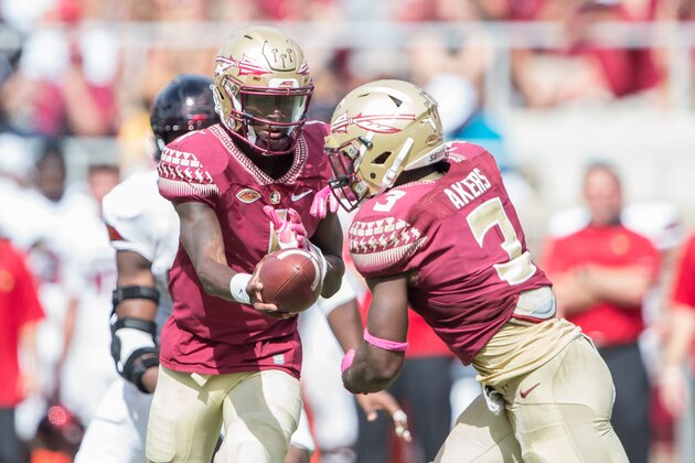 TALLAHASSEE, FL - OCTOBER 21: James Blackman looks to hand the ball off to running back Cam Akers #3 of the Florida State Seminoles during their game against the Louisville Cardinals at Doak Campbell Stadium on October 21, 2017 in Tallahassee, Florida. (Photo by Michael Chang/Getty Images)