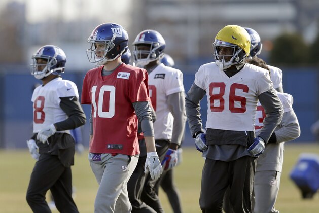 New York Giants quarterback Eli Manning, second from left, participates an NFL football practice in East Rutherford, N.J., Wednesday, Dec. 6, 2017. (AP Photo/Seth Wenig)