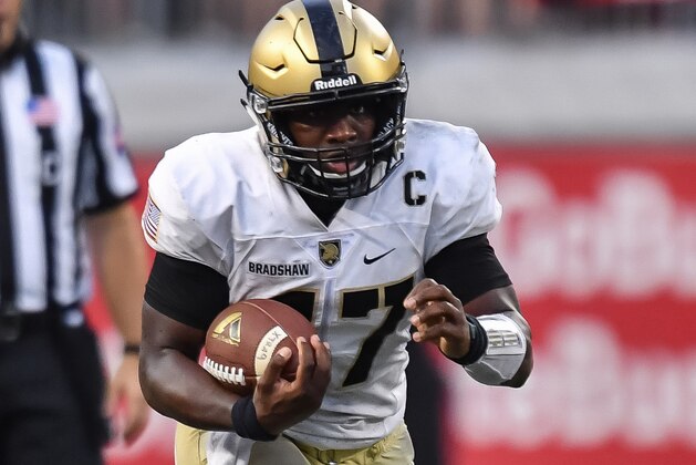 COLUMBUS, OH - SEPTEMBER 16:  Quarterback Ahmad Bradshaw #17 of the Army Golden Knights runs the ball against the Ohio State Buckeyes at Ohio Stadium on September 16, 2017 in Columbus, Ohio.  (Photo by Jamie Sabau/Getty Images)